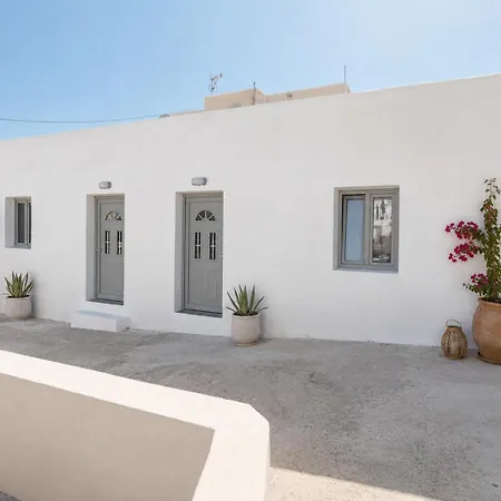 Emporeio Armani Perissa (Santorini)